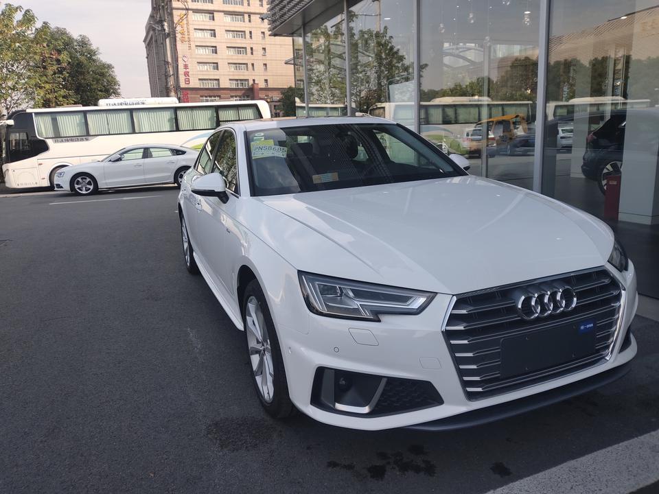 奥迪a4l-我当初提车的时候，车子都没经过交车间，就放店门旁边了，销售就让我看看车子，检查一下车辆信息，然后我就把车开走了，你们有过我这样提车的吗?