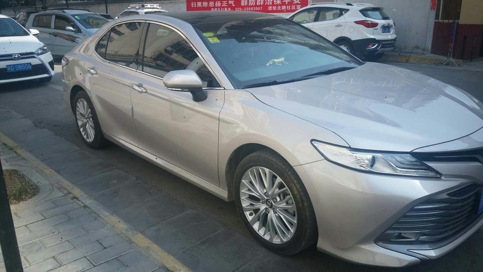 我说说我自己体会,凯美瑞2.5 G豪华版2018年8月16注册上牌。说缺点:车漆确实薄,起步肉,发动机噪音大。目前油耗9升。我平时用车少,用车多的话油耗会降低的。车内音响过得去。整体外观我给90分,内饰85分,做工85分。优点:整车结构有质感,没异响,机舱布局整齐,方向精准,驾驶感明确,换挡平顺,刹车提醒过两次,冰雪路面提醒,雷达感应灵敏,轮胎抓地力可以,毕竟尺寸大嘛。去年国庆上高速来回3000公里体验是,二次加速☞二次加速是我去换门把手是4s保养说的。就是在高速上车速到达100后马上会有一个加速很快。我 我说说我自己体会,凯美瑞2.5 G豪华版2018年8月16注册上牌。说缺点:车漆确实薄,起步肉,发动机噪音大。目前油耗9升。我平时用车少,用车多的话油耗会降低的。车内音响过得去。整体外观我给90分,内饰85分,做工85分。优点:整车结构有质感,没异响,机舱布局整齐,方向精准,驾驶感明确,换挡平顺,刹车提醒过两次,冰雪路面提醒,雷达感应灵敏,轮胎抓地力可以,毕竟尺寸大嘛。去年国庆上高速来回3000公里体验是,二次加速☞二次加速是我去换门把手是4s保养说的。就是在高速上车速到达100后马上会有一个加速很快。我