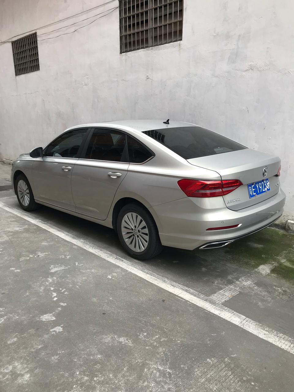 朗逸-2018款1.5L自动舒适版，行车电脑显示屏在没有打开灯光的情况下，晚上为什么只看到表盘指针？看不到数字？有日夜自动模式的吗