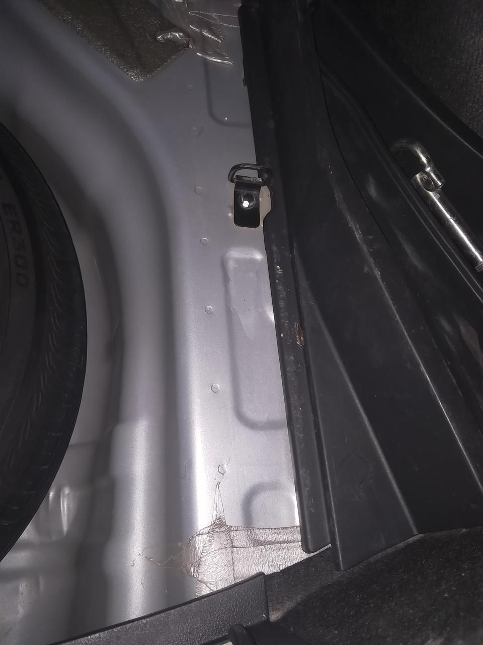 卡罗拉-大家好，我今天看了一个车，准备买，但是后备箱打开以后看到这个，？商家说是生产的时候就这样，是真的这样嘛？