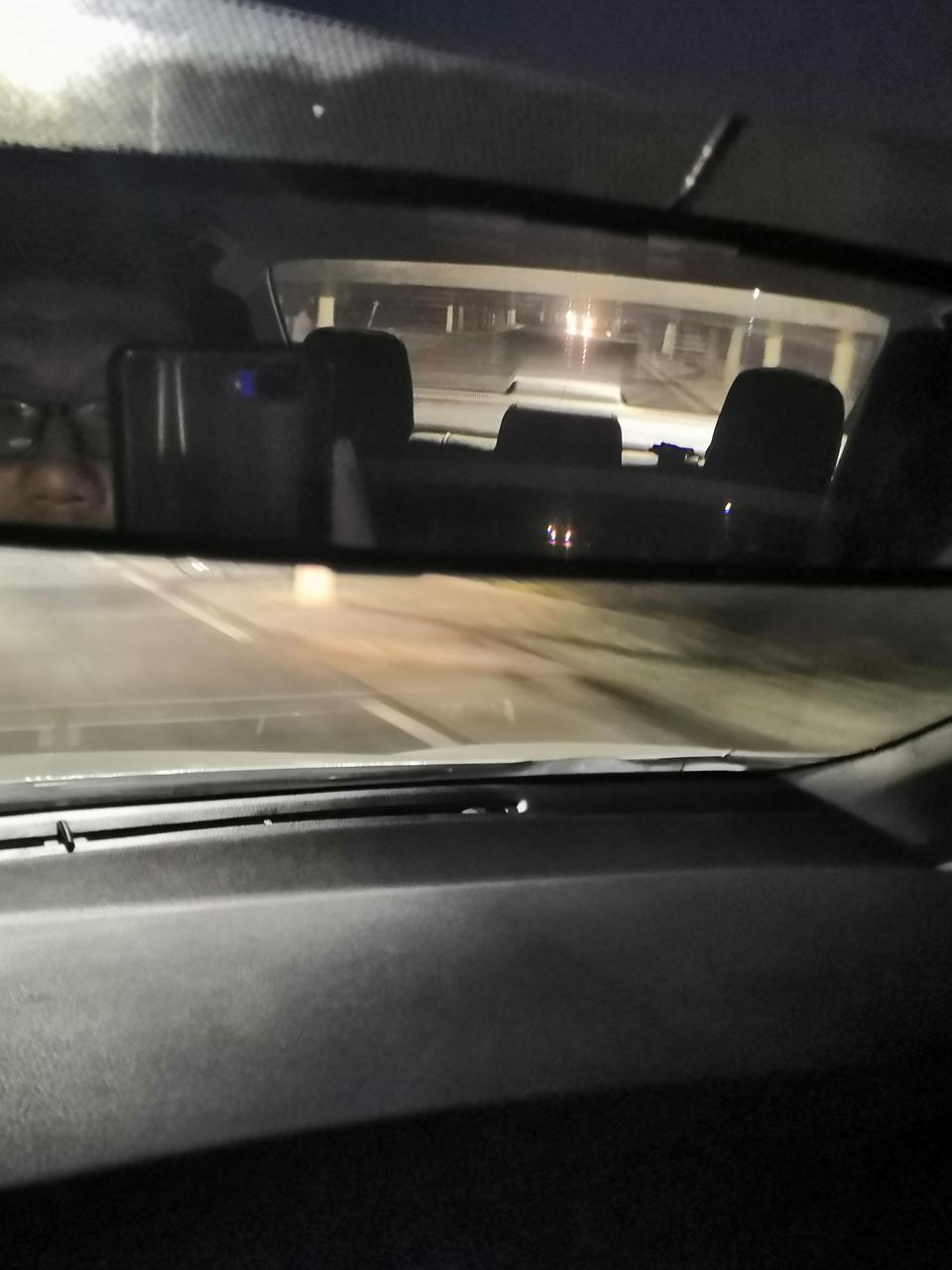 卡罗拉-后挡风加热除雾，为什么会留下上边的一条不能除雾，求解惑