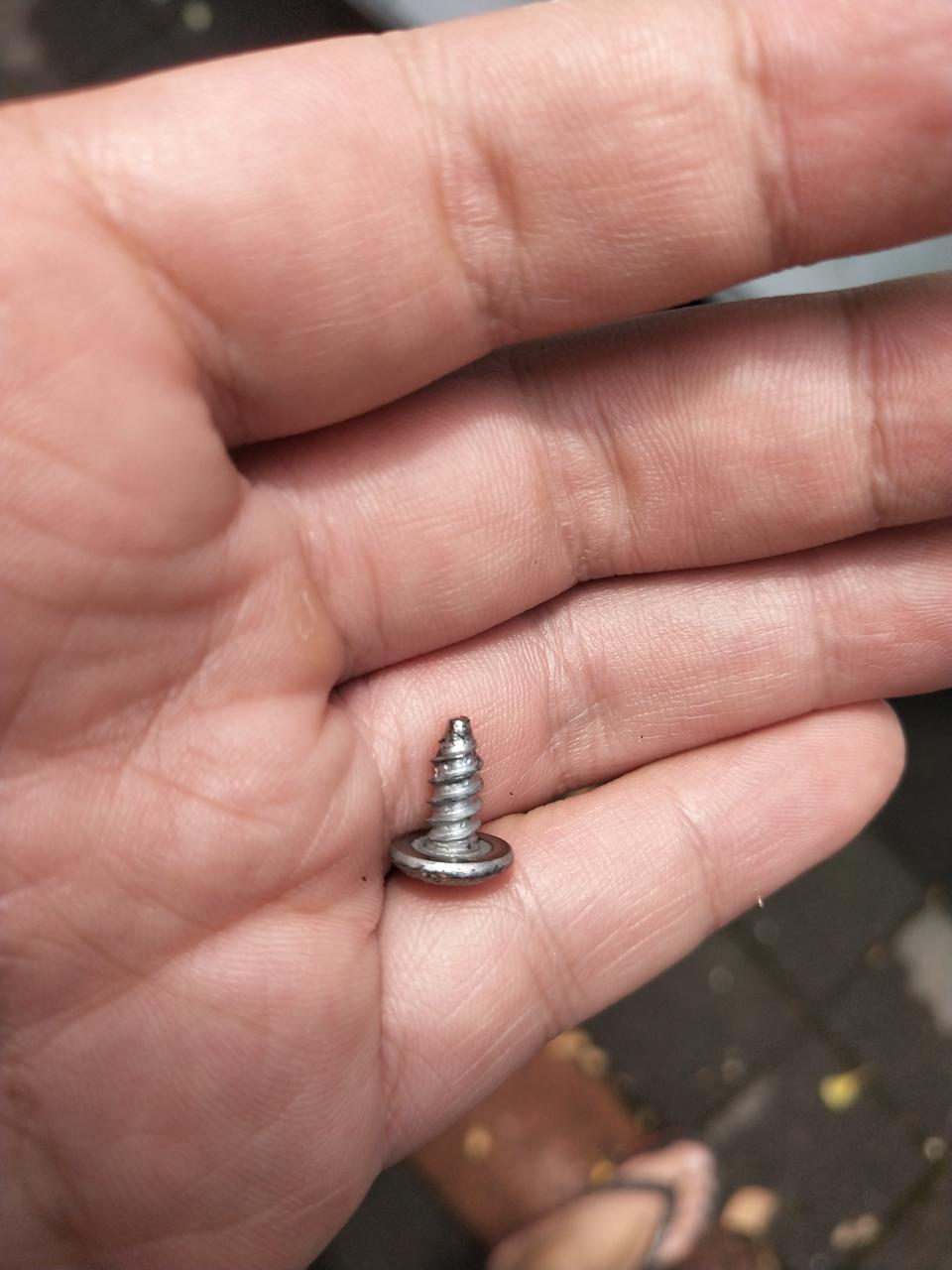 心塞，也不知道扎穿了没有？平常都是乡镇小路比较破烂！！！用车保养车一般要注意什么！尽量避免轮胎的恶劣处境！避免走什么样的路？求指教！怎样知道轮胎受伤没受伤，有气没气，怎么辨别还不能正常行驶！这是重中之重！轮胎安全特别重要！求大神告诉轮胎行车知识！别克君威精英版！