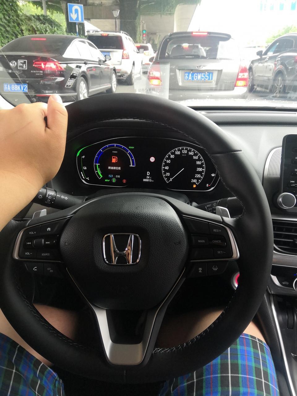 我是雅阁混动锐领版车主，提车没几天上周五才摸到车，去加油上牌，就感觉到车有点不稳并且有点右跑偏，我就想知道怎么维权或者这车就这么个情况大家都这样，帮帮我呀。
