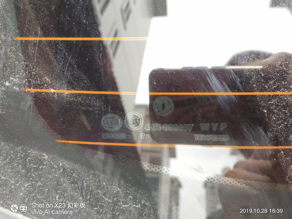 东风风神ax4-为什么我车的玻璃有18年跟17年的，求解
