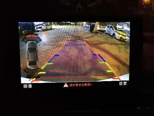 奥迪a4l-请问老铁们，A4L进取版装璜时候加装的倒车影像应该是原厂的还是副厂的，我去找销售，销售说只要是进取版的加装的倒车影像都是图2这种副厂的，原厂的只有时尚版以上的才有，是这样吗，求解老铁们。