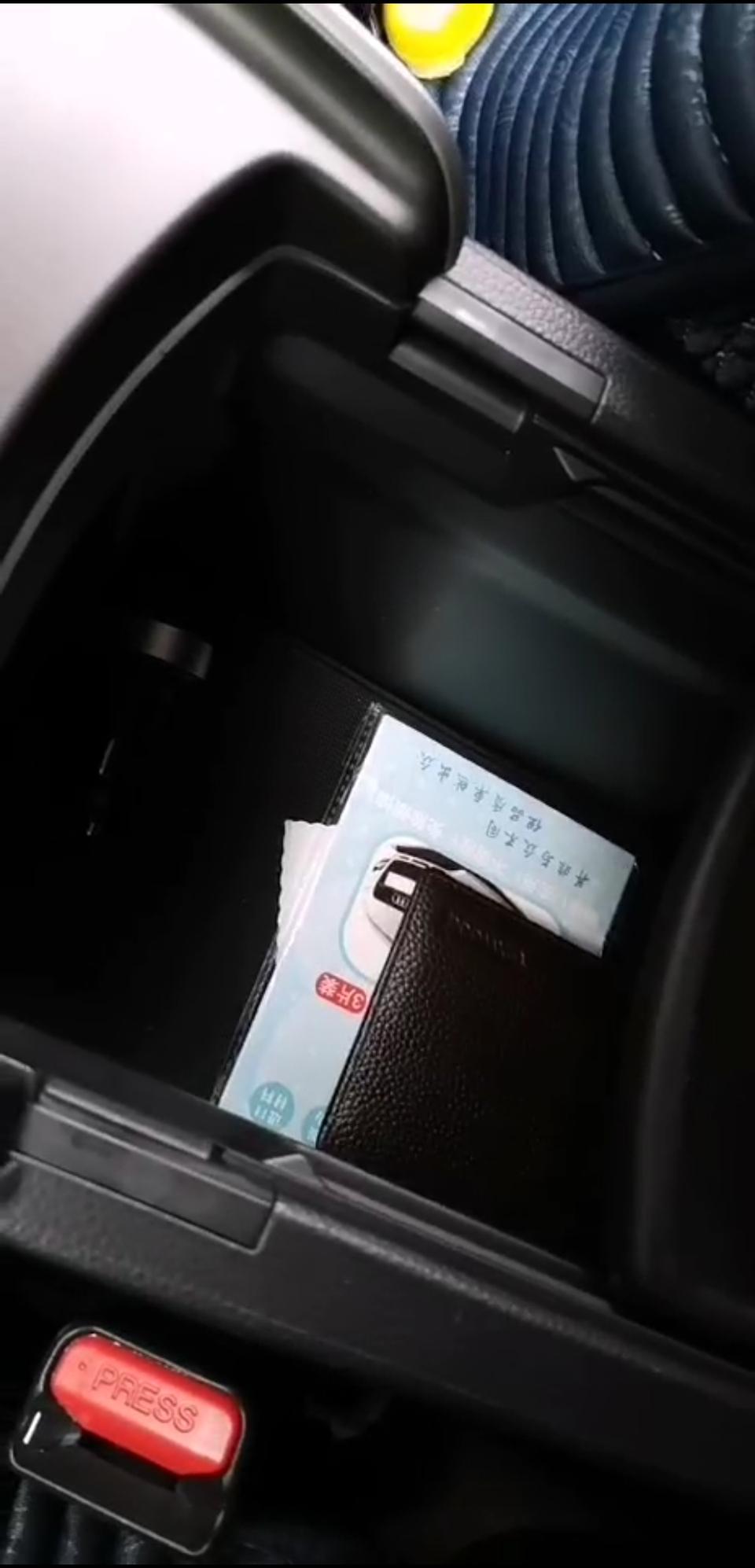 雅阁-不小心把水倒进去了，还有中央扶手里面，请问有事吗。