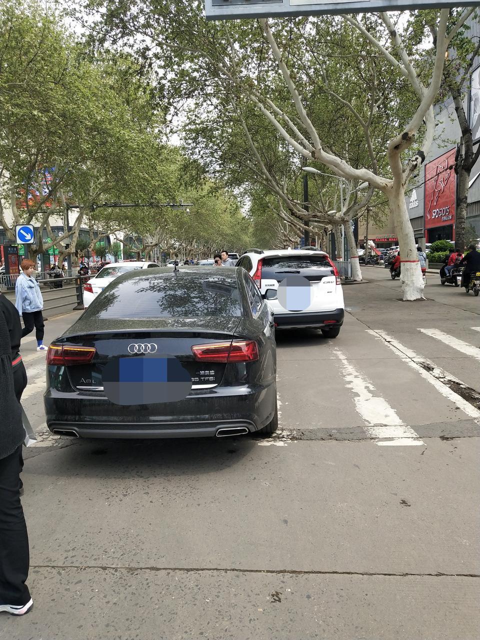 奥迪a6l-我正常过马路，白车从我右侧超过我车后突然变道急刹。导致碰到了。责任认定书也出来了，对方全责，我无责。可是对方坚决称他没有责任，是我追尾，我的全责，说去附议。看着他胸有成竹的样子，是不是他有关系？能把他自己的全责变成别的？