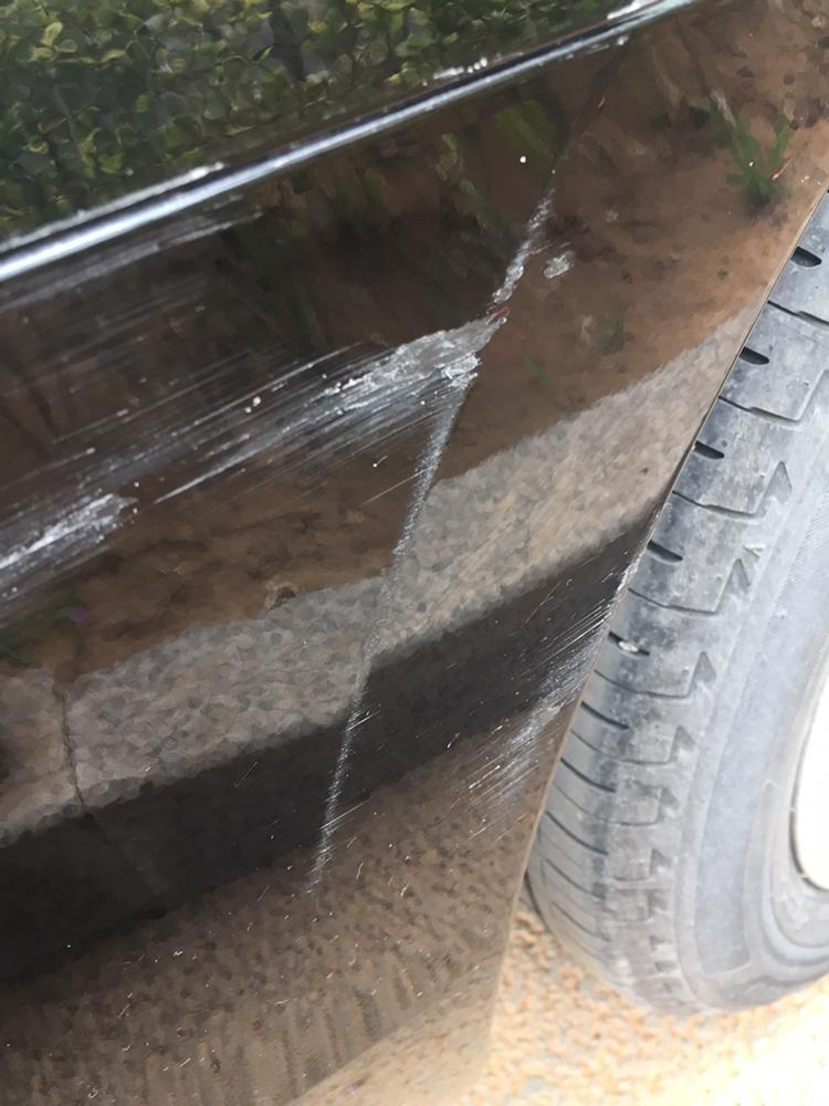 轩逸-车友们这个位置蹭了一下，这里是塑料还是金属的，这种的需要去补漆吗，后轮位置