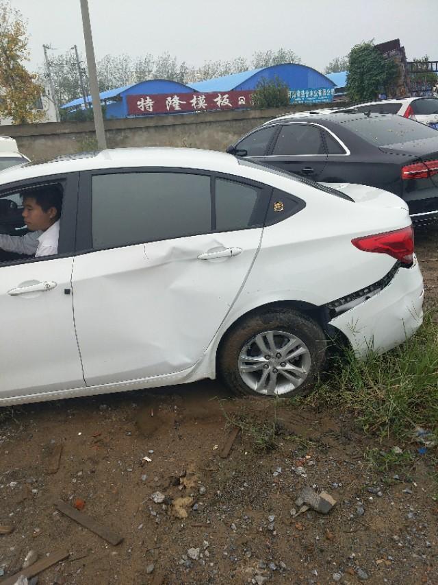 科沃兹后悬挂换一个多少钱？车被撞了请问下这个样大概需要多少钱！锅和轮胎都报废了，悬挂被撞的裂缝，后门报废。修修大概需要多少钱