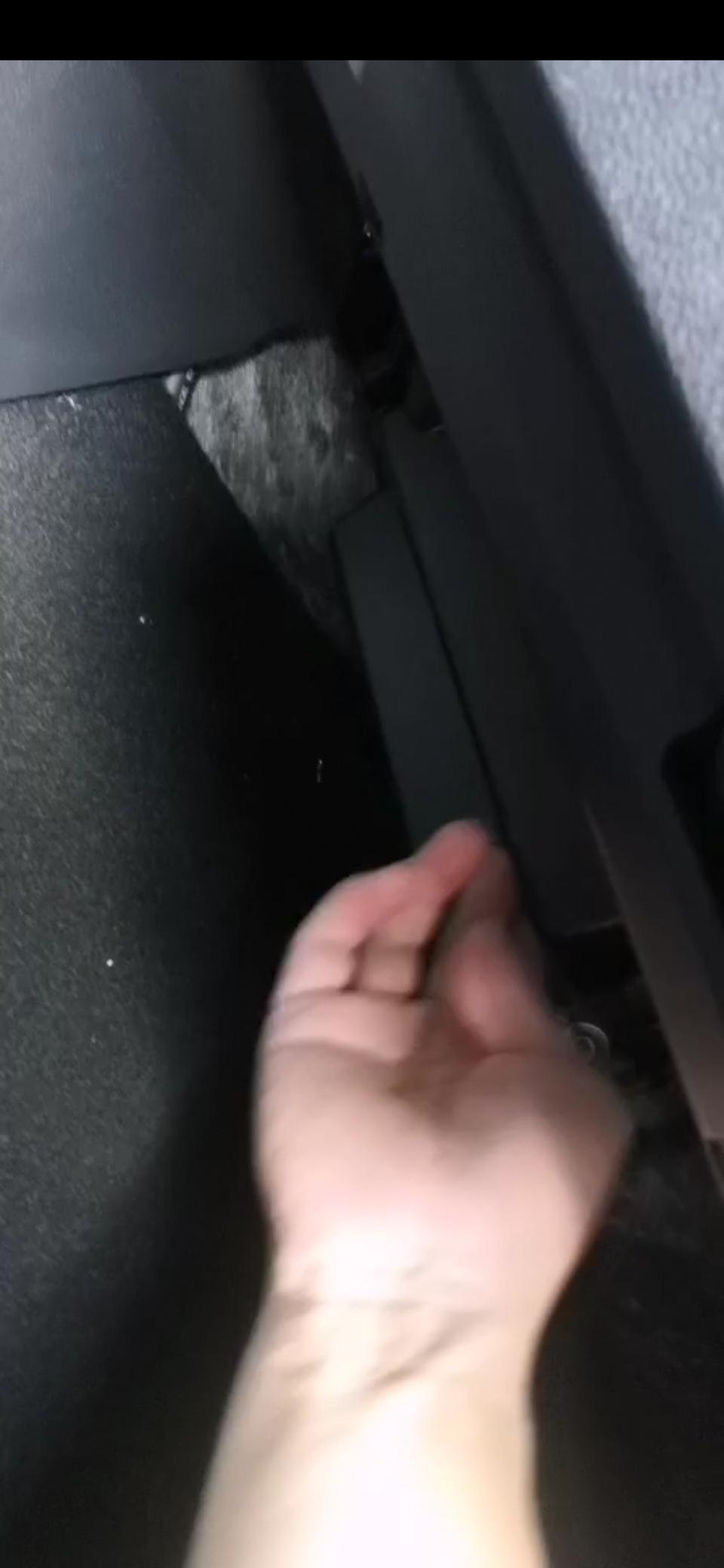 哈弗H6珀金版副驾驶伸脚里面一块板很松正常吗？