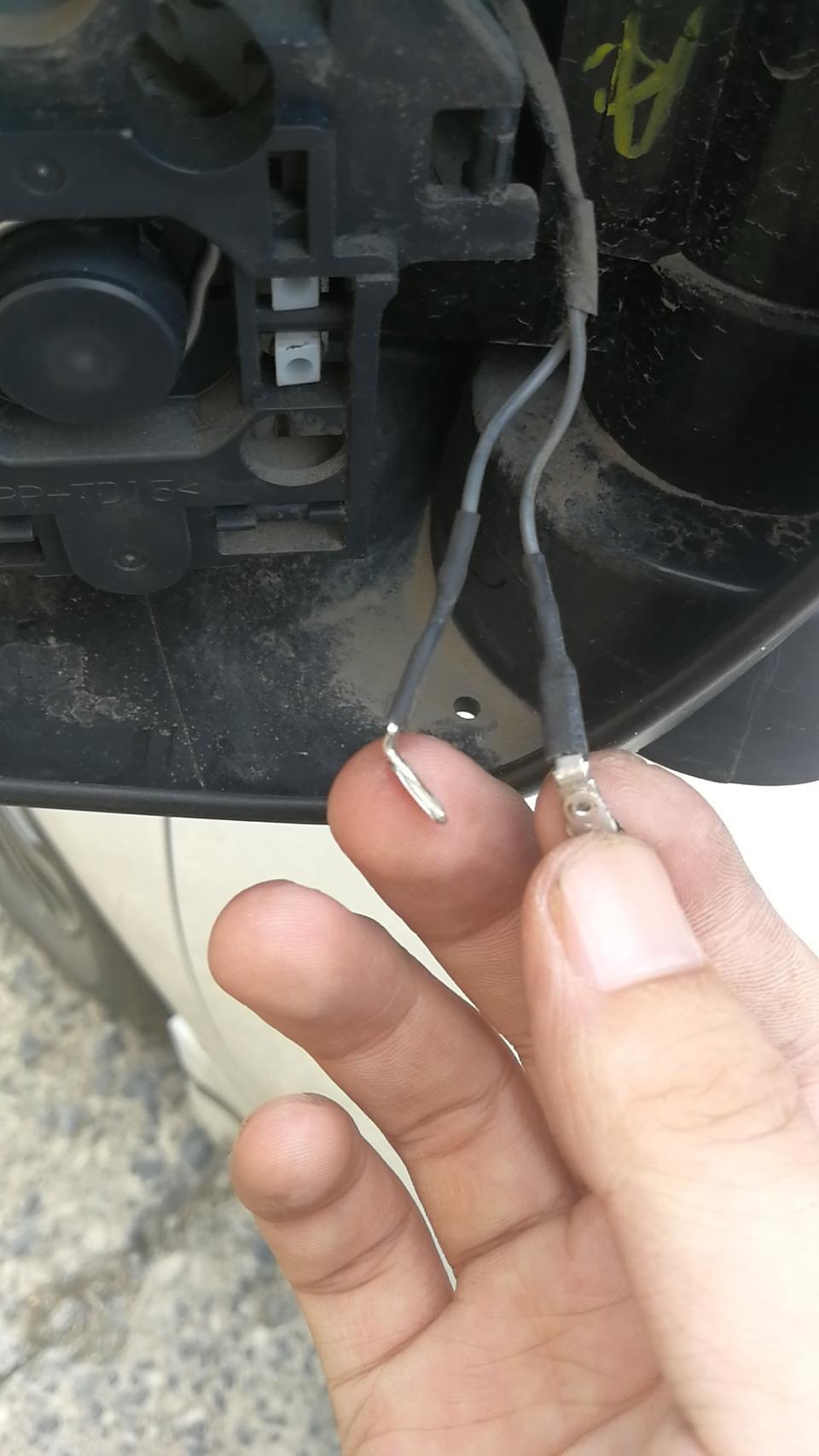 卡罗拉倒车镜片里面的电加热线怎么拆呀