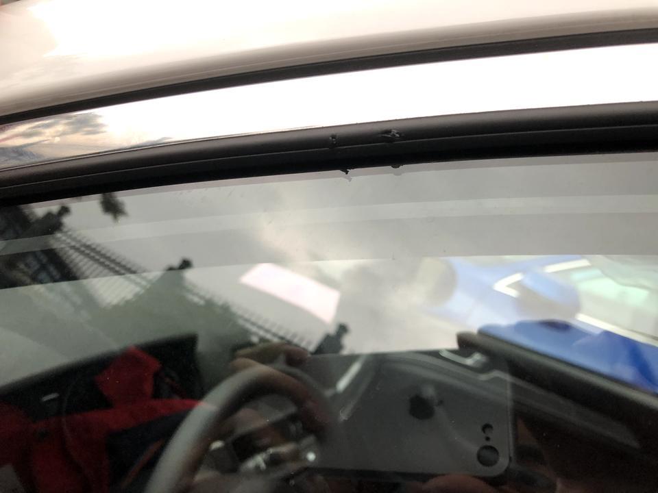 我买了一辆新车哈弗H6，4S店提的，手续办好了，去查验车的时候，发现窗条烂的，这怎么办，大神些帮帮忙，谢谢了