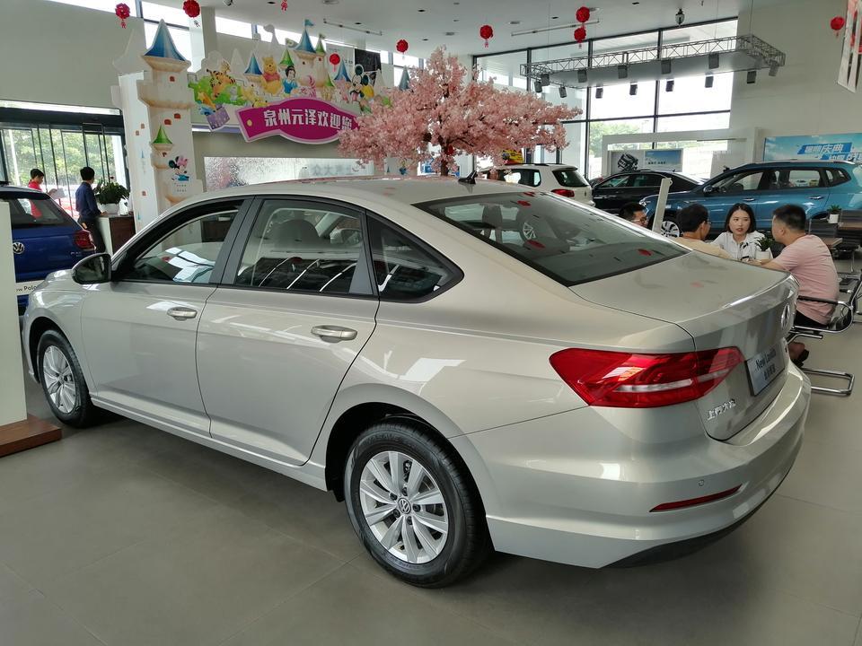 坐标福建泉州，昨天去4s看了展车，因为预算只有十二万左右，打算入手朗逸自动风尚版，也就是最低配，但是配置太低，想加装一些实用配置，问了一下，把织物座套换成仿皮的要1500，加装个中控屏要2000，换个多功能方向盘要2800，这些大家觉得有必要换吗？这些价格合适吗？还有没有其他需要加装的配置？