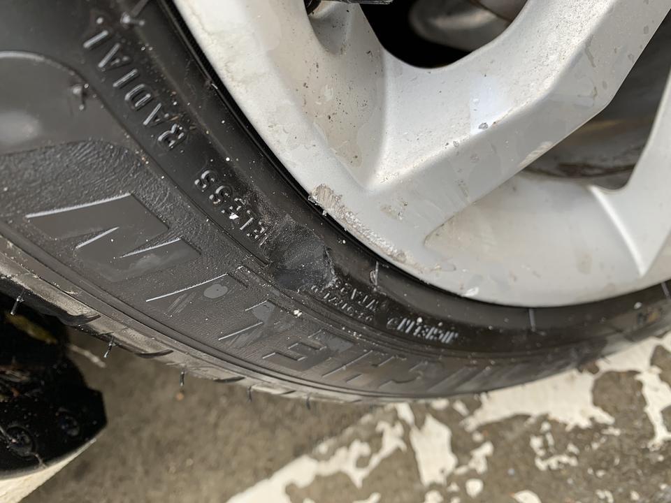 奥迪a4l-轮胎侧面磕到马路牙子了，被磕了一个坑，看着挺深的，去维修店师傅说不用换，这种需要换胎吗