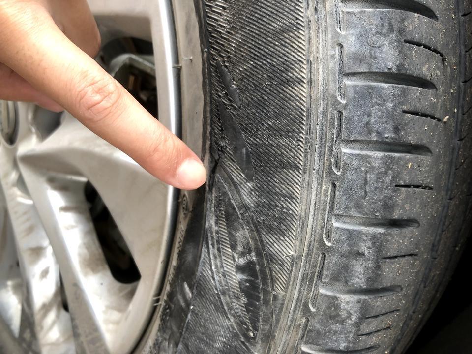 轩逸-你好，各大网友刚刚碰到绿化带了，这种程度要换轮胎吗