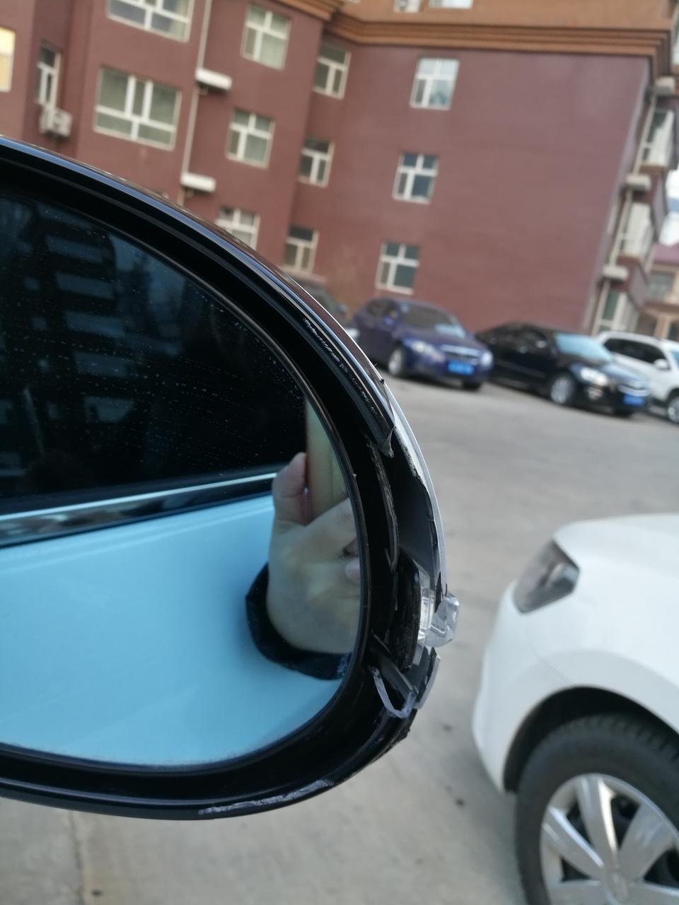我的车是2018运动精英版的哈弗H6，今天出库的时候不小心，右侧倒车镜刮坏了，请问换个右侧倒车镜多少钱啊？自己花钱换还是走保险啊？大神给个建议，谢谢