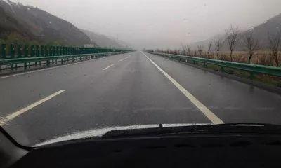 绅宝x25-高速路上突然遇到大暴雨怎么处理才安全？