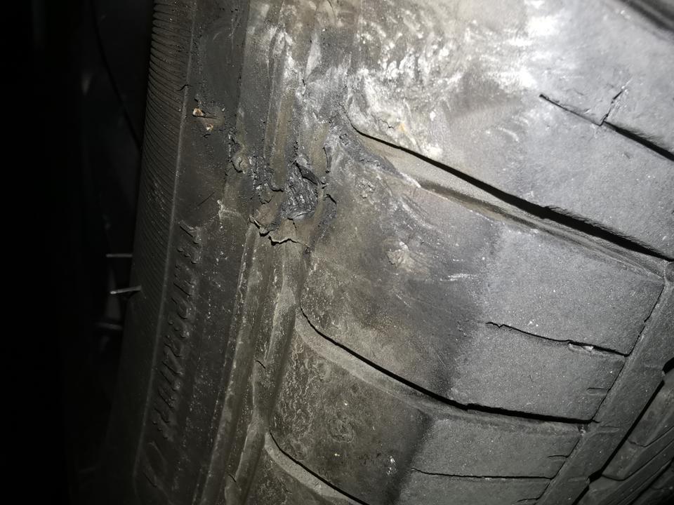 马自达3 昂克赛拉-朋友们轮胎划到路牙了，这个受伤情况怎么样？？平时城市道路多，偶然上上高速走走，车买了1年走了7000公里。
现在头痛，这个伤势个人感觉不是很严重，但是又担心。如果换吧是只换一条？