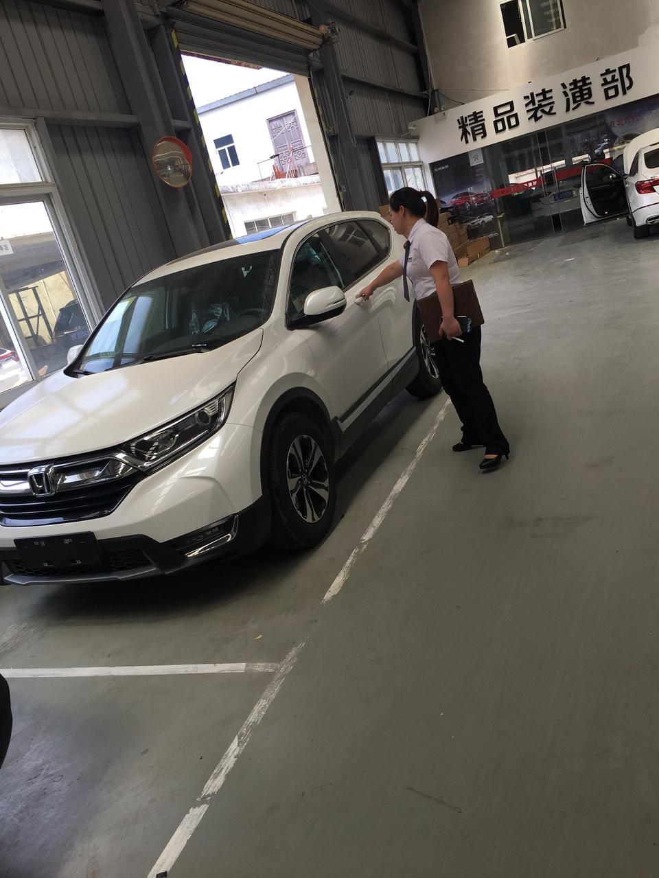 这两款车昨天纠结了一下午，凯美瑞白加黑2.5锋尚版店里也叫运动版22.28万，白加黑双颜色加4000元，优惠8800元送800元油卡和四次保养，裸车价就是217800元，落地差不多250000元，本田CRV203800优惠19000元，赠送行车记录仪，脚蹋，贴膜等，纠结，朋友哪款车更划算？