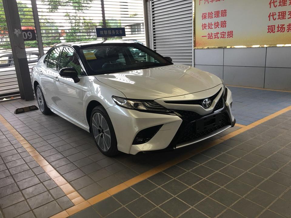 这两款车昨天纠结了一下午，凯美瑞白加黑2.5锋尚版店里也叫运动版22.28万，白加黑双颜色加4000元，优惠8800元送800元油卡和四次保养，裸车价就是217800元，落地差不多250000元，本田CRV203800优惠19000元，赠送行车记录仪，脚蹋，贴膜等，纠结，朋友哪款车更划算？