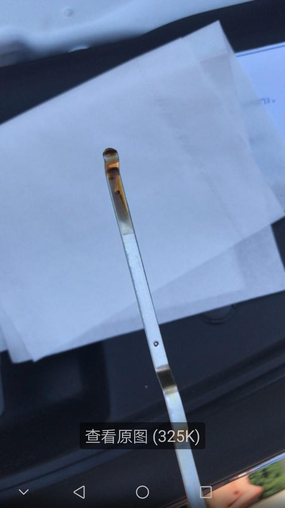 18款卡罗拉1.2t智享版新车三个月跑了4500公里，昨天去4S店做了首检，4S店给出的检查结果全部都正常。但我觉得发动机机油比原来少了3/1，但4S店工作人员说少一点无所谓 属于正常 ，因为首检不收钱，我觉得4S店骗我 。请问各位车友 机油少一点算正常吗 ？机油小一点 对发动机有伤害吗 ？要不要加一点机油进去？ 还要注意些什么？