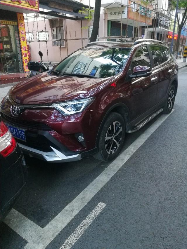 卡罗拉-又是丰田，怎么这么亮，油漆做的很漂亮。