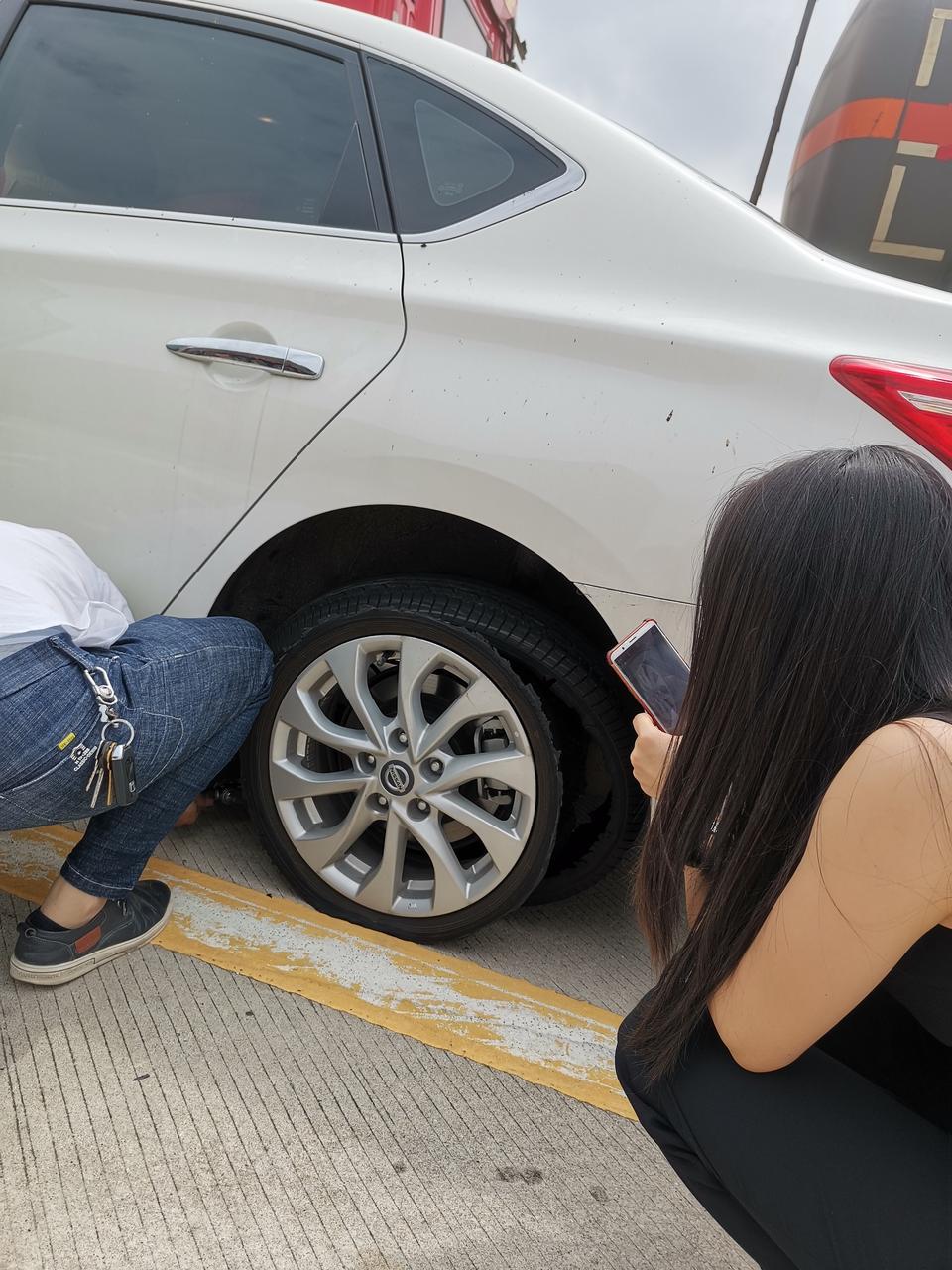 轩逸-买了2个月，开了1500公里。车胎炸成这样是不是质量问题还是扎到东西漏气导致
