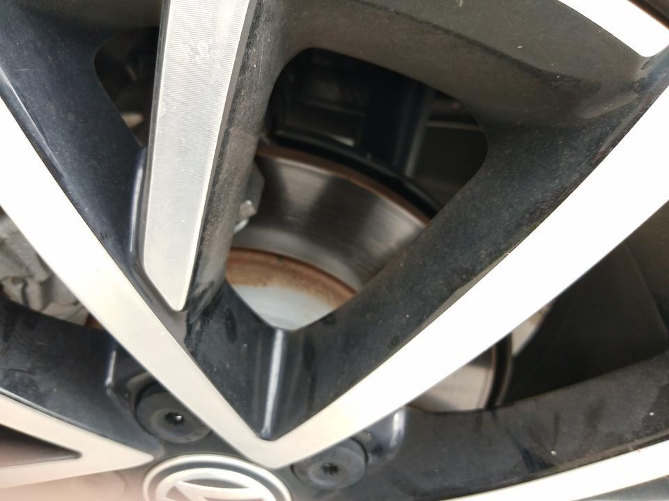 朗逸-请问一下各位大侠这种是怎么回事呢？钢圈像生锈一样。7个份买的车