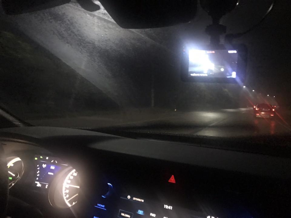 刚提的凯美瑞新车，雨刮器挂不干净，好像玻璃上有油一样，有什么办法？哪位高手指点一下，谢谢！