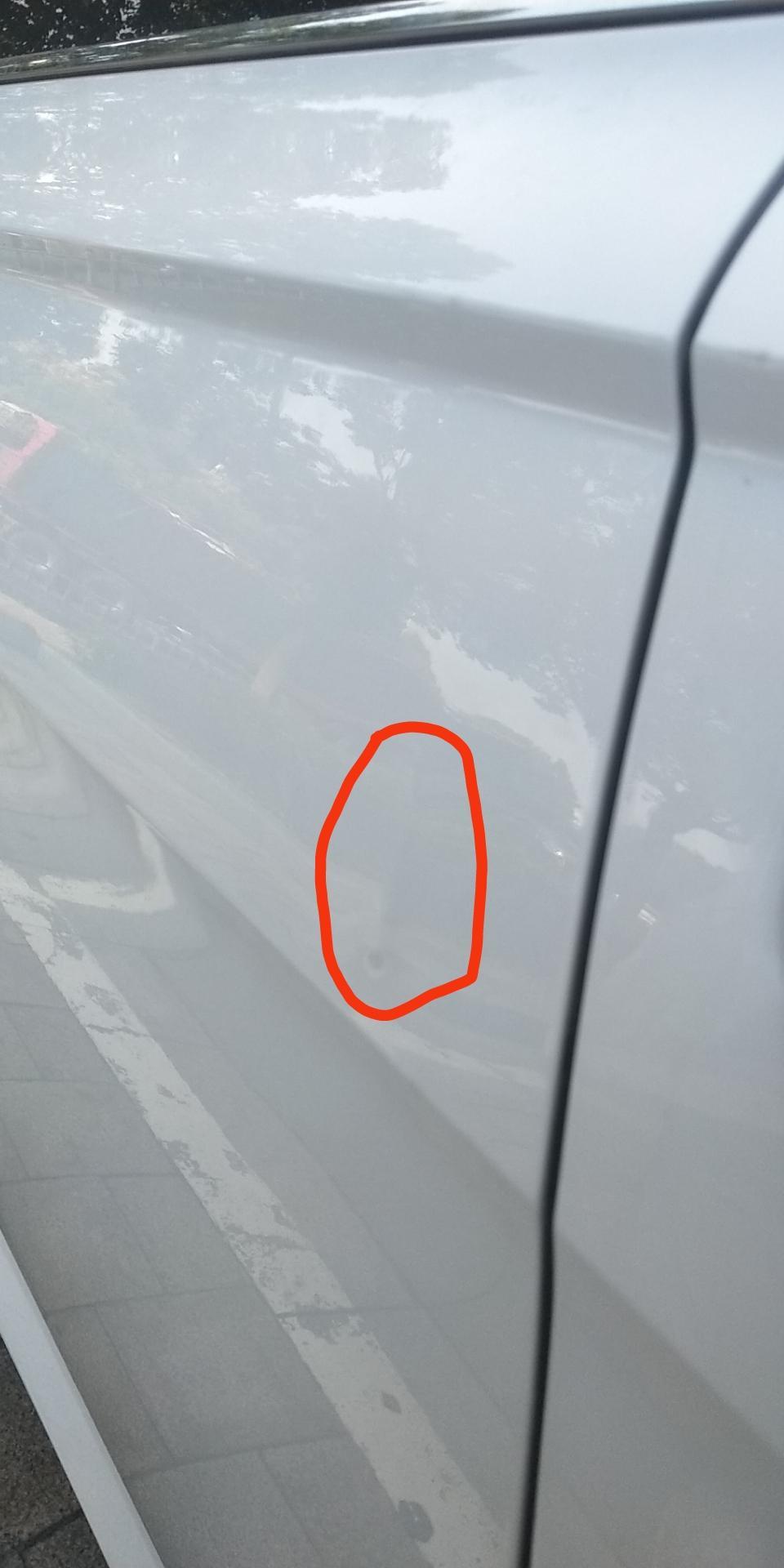 朗逸-右后车门有鼓包，4s店说是撞得，。。。。。拆开门板看过，里面这个地方好像有个固定钢板，是质量问题，还是什么情况