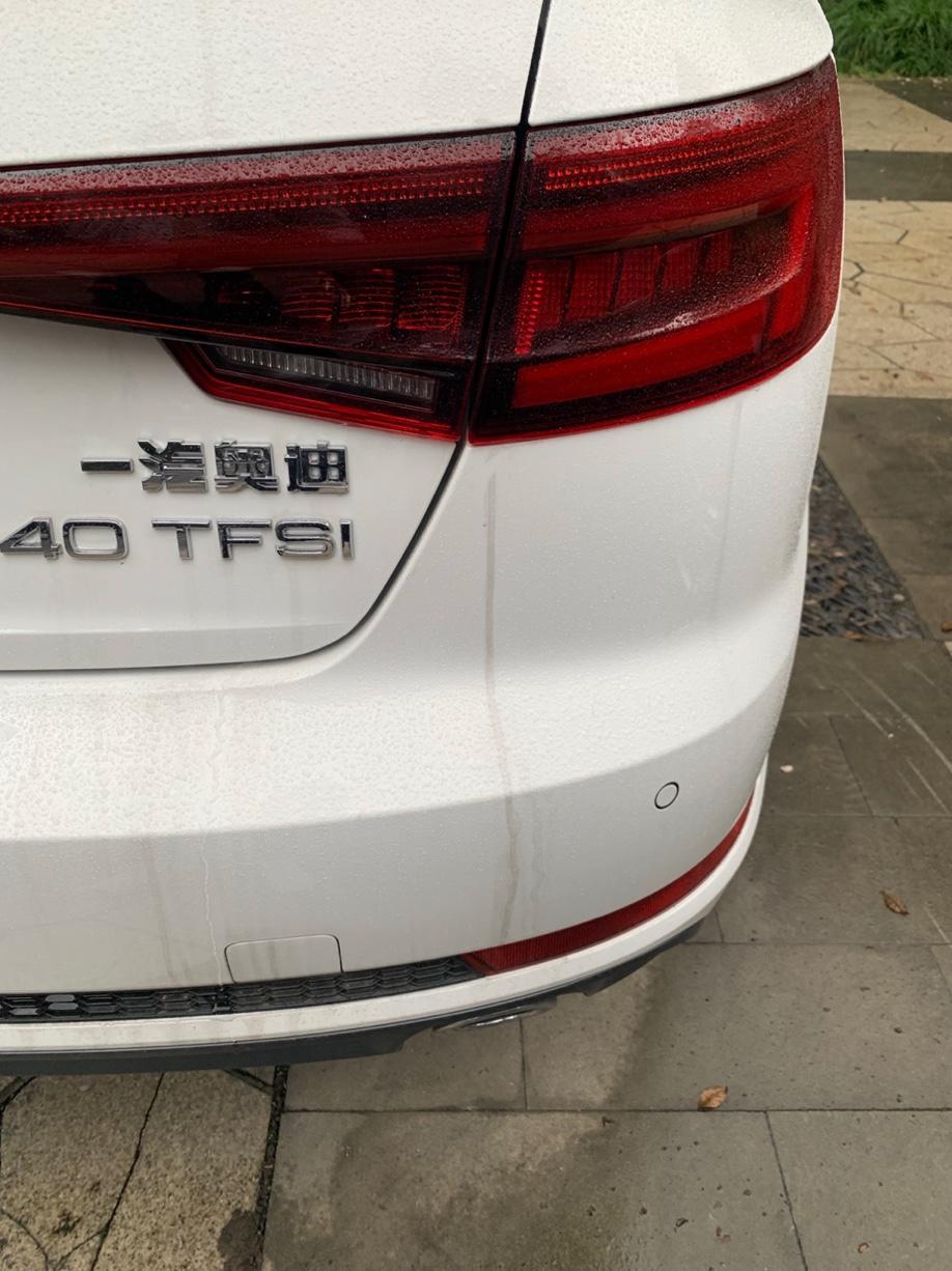 奥迪a4l-新车买来一下雨就流下两条黑色水渍是什么原因 正常吗