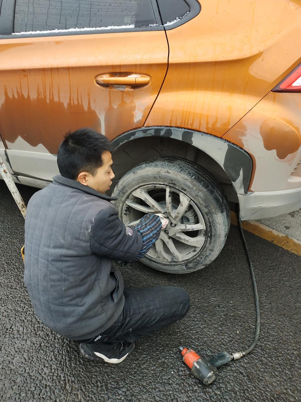 u5 suv-纳智捷U5车主请教大神，最近半年开始车右后排到后备箱位置出现异响，目前车子行驶4万公里，平坦路面基本上没有，路面稍微不好异响特别大。真实油耗200元/420公里左右，最好的时候200元/460公里。扎钉子车子补胎中图片