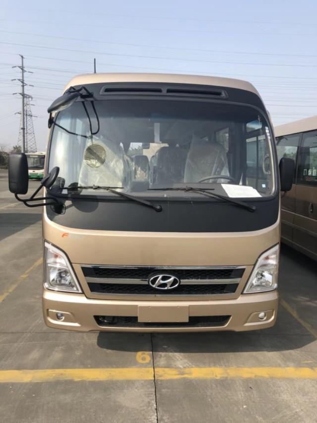 来来！大家一起看看现代康恩迪，沈阳街头看到这款车，我就想问了，跑旅游买玉柴发动机的，还是康明斯发动机的？？？老铁把文字打出来