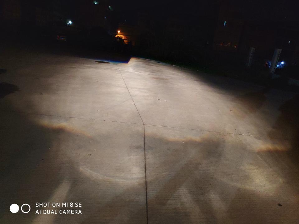 请问各位大神，2019科沃兹欣悦自动1.5L的大灯，在晚上行车开灯时，灯光有曲线影子，去4S店找维修的,他们说正常，我开了那么多的车，都没这种现象！科沃兹这种现象正常吗？如图，有直角影子
