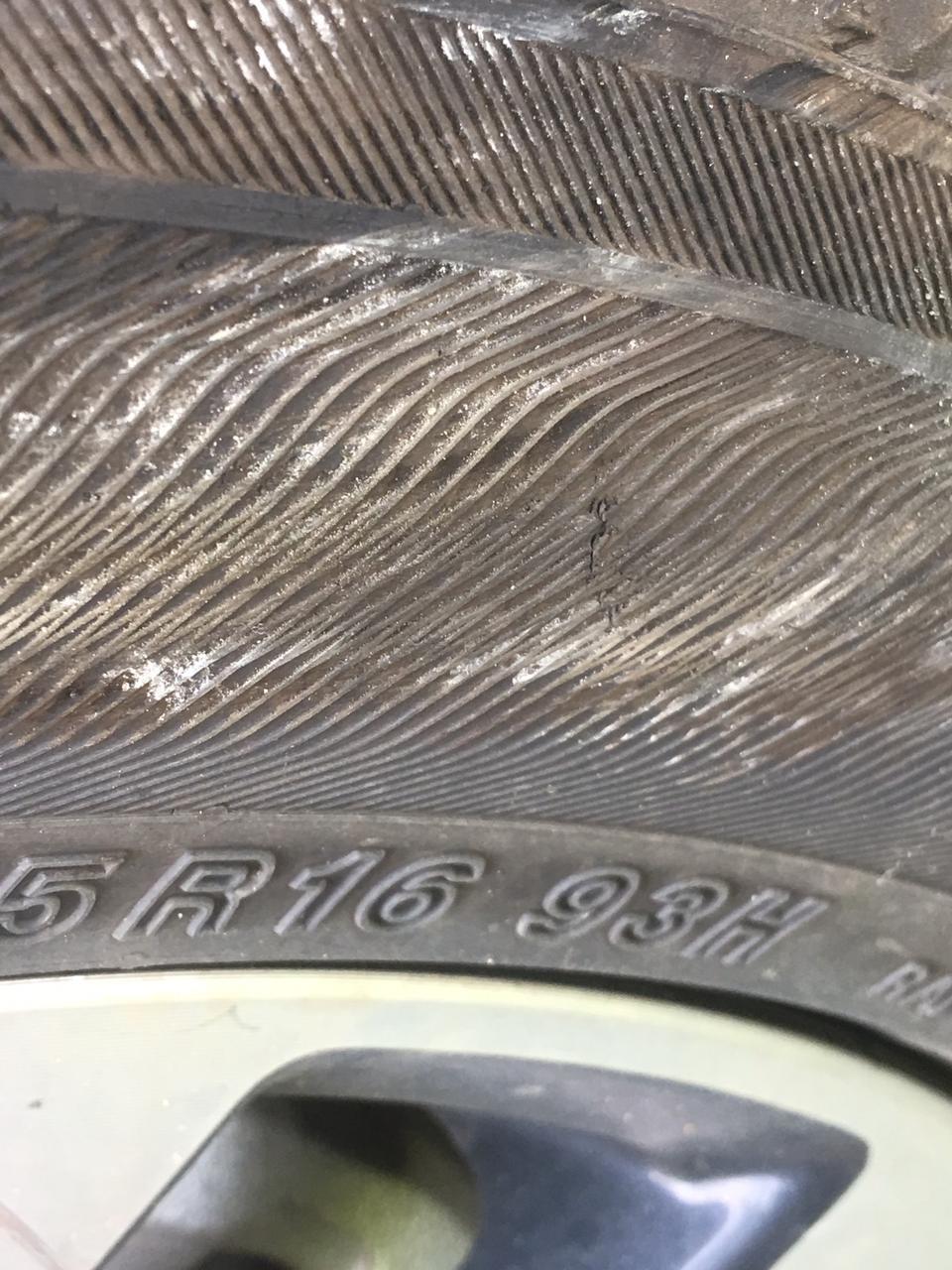 思域-大家好 我想请问一下，这里的裂纹对轮胎的行驶会有安全隐患吗？裂纹不是很深，有没有必要换一条轮胎？谢谢大家