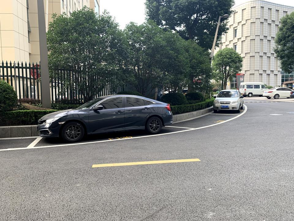 车子今年7月底才提的车 十代思域劲动版的，才买了几个月，为什么空调出风口那里有异响，就是等红绿等刚起步 或者有一点点颠簸的的路，就会感觉振动 里面那个空调叶子 响 什么原因 有大佬知道吗