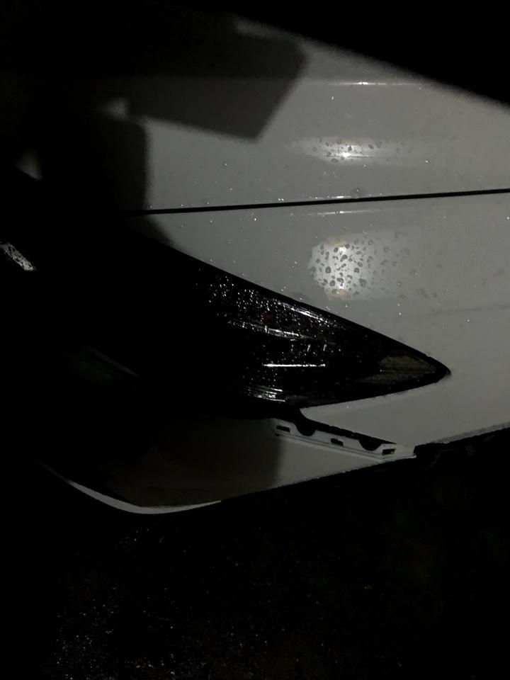朗逸-旁边有个木头没注意看大晚上的倒车 给搞成这样 左轮这边 
伤的重不重 怎么解决 换保险杠怎么的 小白求解答 谢谢了