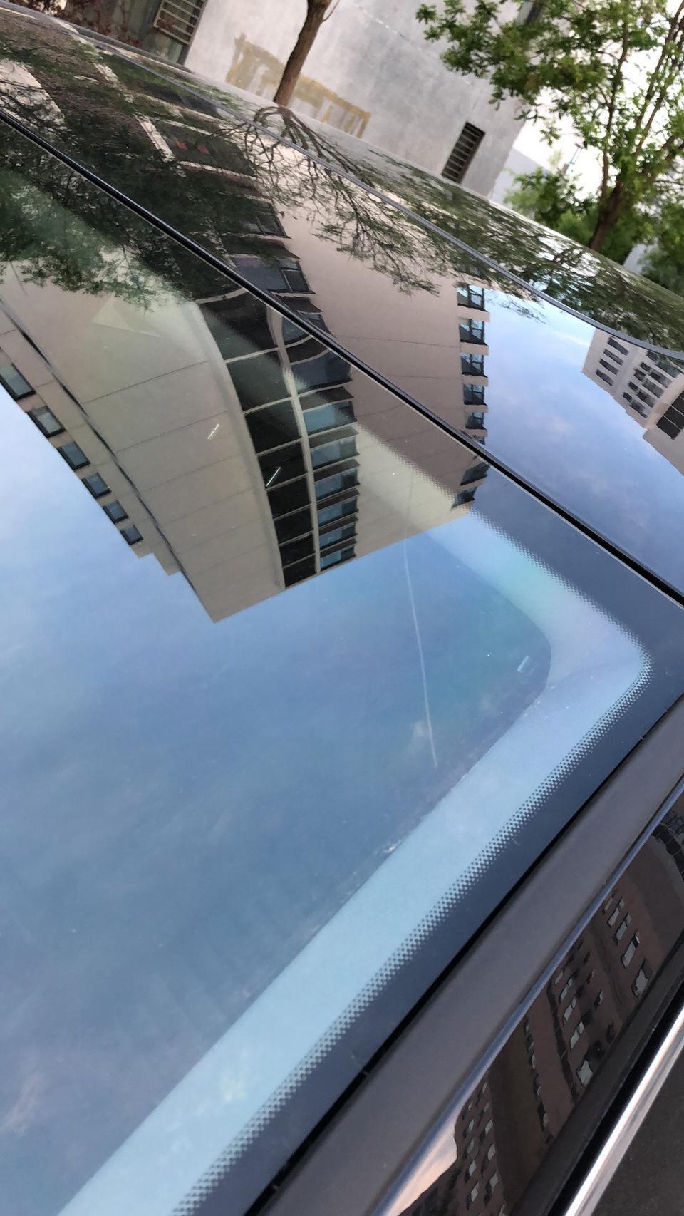 迈腾-今天在小区停了一天 下楼看前挡风玻璃左上角裂了 没有任何的砸伤痕迹 就是玻璃的里面裂了一个纹 这是怎么回事 该怎么办 在线等 急！