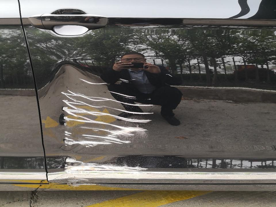 迈腾-大家帮我看看，这需要换门吗？
自己在石头墩子上刮的，不知道板金还是换门好点