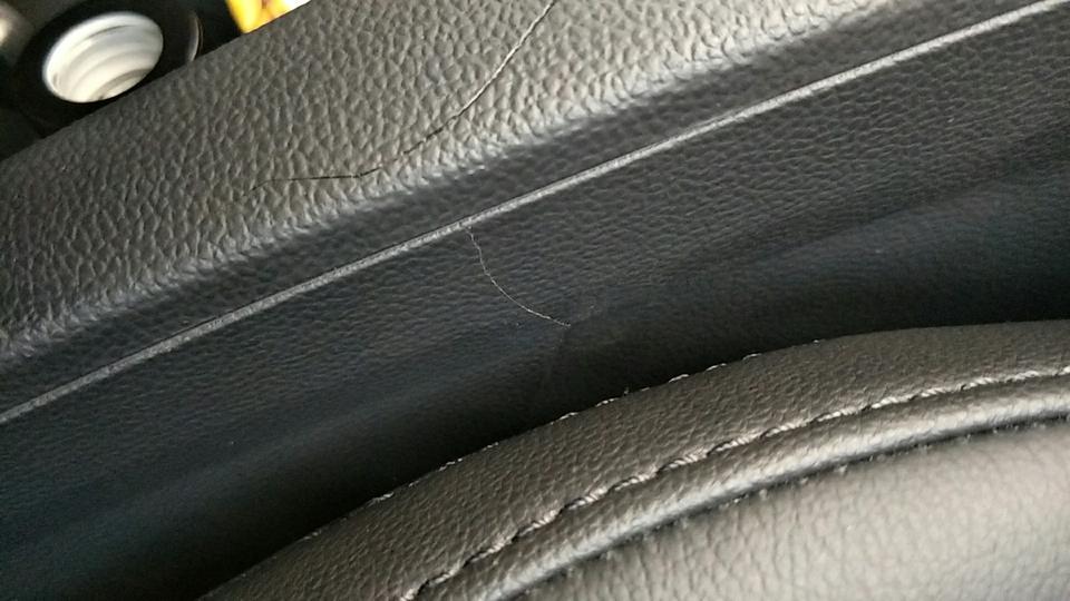 迈腾-18款330的，杯架这里裂开了，是正常现象，还是车质量问题