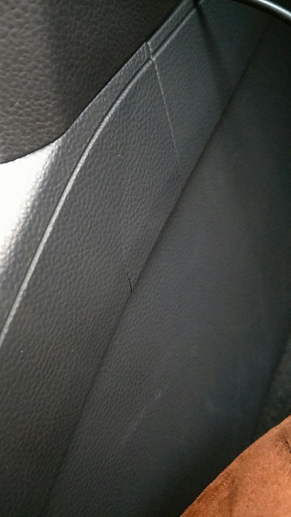 迈腾-18款330的，杯架这里裂开了，是正常现象，还是车质量问题