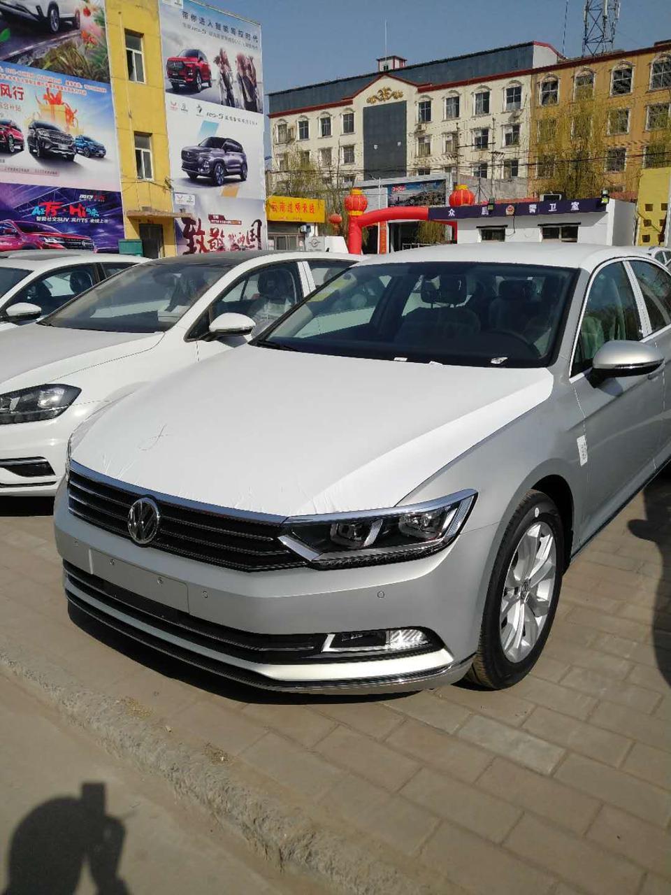 3月底提2.0T330豪华版迈腾。新车500公里不到 发现中力度踩油门 转速上升时候 发动机舱内有哒哒哒哒异响 4S店维修师傅试车 D/R档均有明显哒哒哒异响 空挡异响轻微。拍视频、录音给厂家打报告 等五六天还没结果。4S店负责人员说可以边正常开 边等厂家回馈问题。现在已经开1800公里异响比500公里时候 大了很多，像一台高级点的拖拉机一样。

之后厂家检测是发动机问题。给出的解决方案 是更换发动机。更换整个发动机。发动机啊。我新买的车，没怎么开，就给我换发动机，这对车辆的年审管理、车辆贬值、更换也肯定