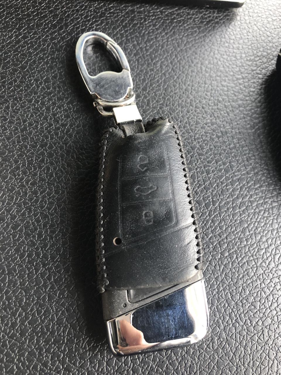 迈腾的车钥匙，不，是大众的车钥匙都丑的可以，想买好看的钥匙包都搞不到，有没有推荐的，亲们都用的什么？我特别喜欢以前迈腾插入式都钥匙，奈何我的17款取消了。