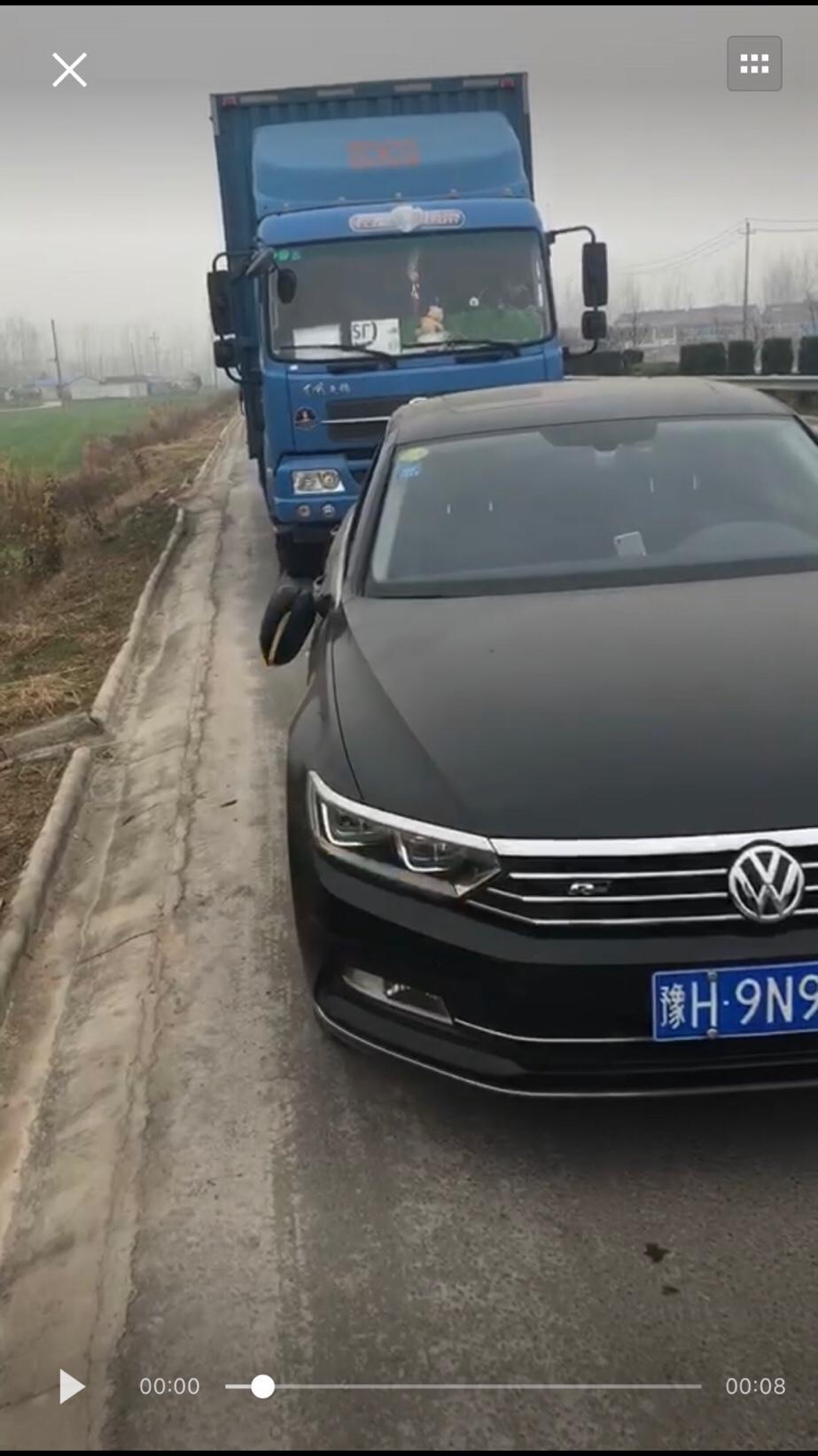 迈腾-今早上开车我从左道正常超车，一货车从右边行驶不让速，开始超我车还甩尾，我后视镜被撞掉了。怎么办？让他赔钱还是走保险，不走保险赔多少合适？