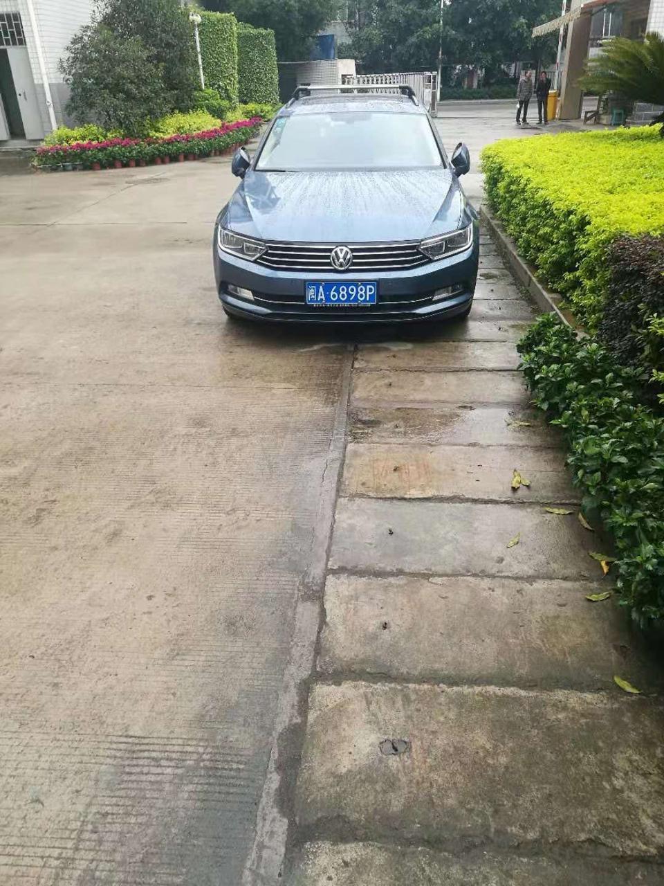 这辆是迈腾吗?这种颜色的很少见啊