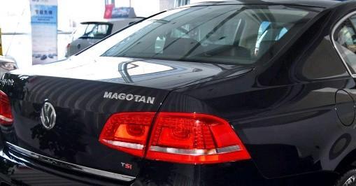迈腾车的字母标志MAGOTAN，为什么有的在灯下边，有的在灯上边呢？如图