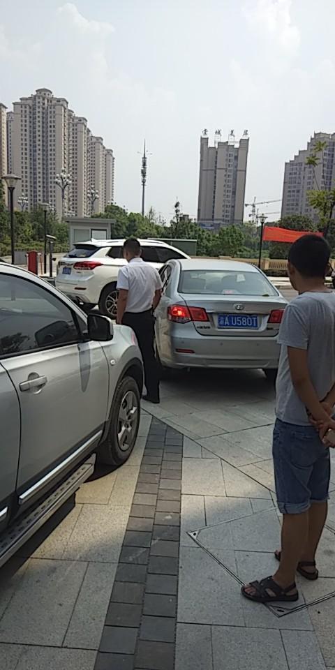 迈腾-车友们，天热，开车注意安全，这车发生刮擦，该怎么处理呢？
