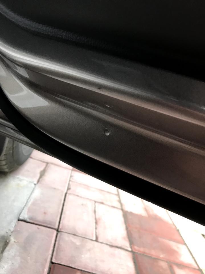 速腾-朋友们，副驾驶门刮路牙石边需要修吗？不修有影响吗？不修会不会进水生锈？