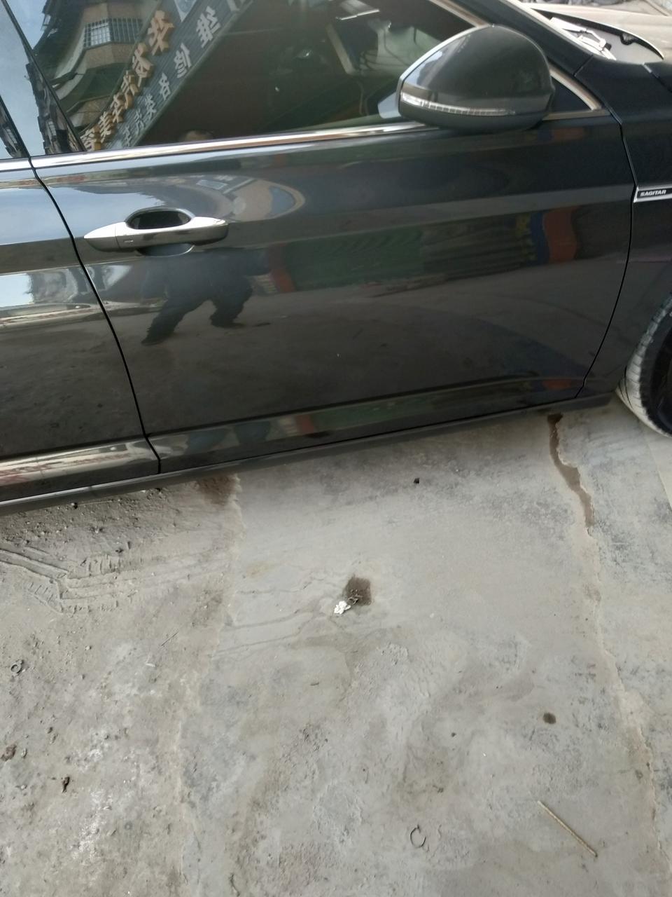 速腾-小伙伴们，新车在停车场，车门给旁边的车开门碰掉漆了，一厘米小掉漆，见白漆了。有没必要报保险，还是自己修复？