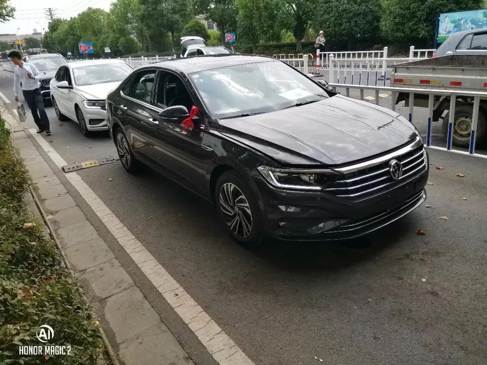 速腾-你们都是用那个牌子的行车记录仪啊？还有手机支架，求推荐！！
